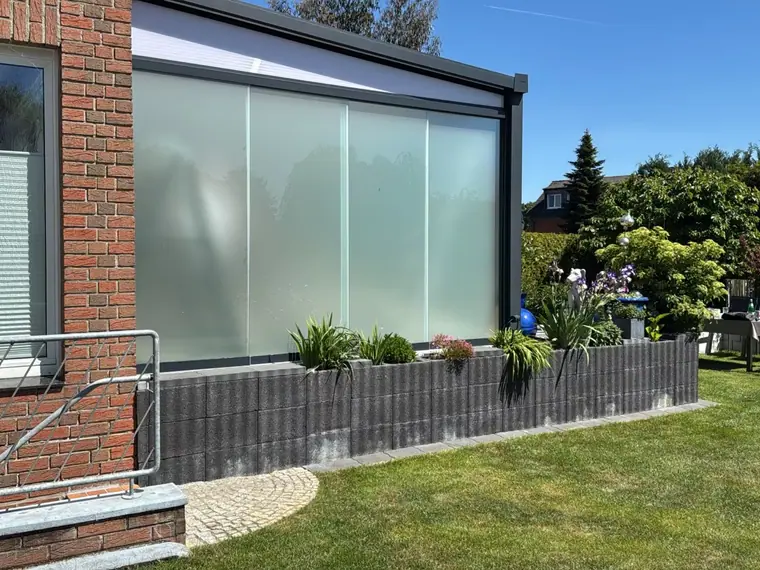 Feste Glas-Seitenwand als Sicht- und Windschutz an einer Terrassenüberdachung