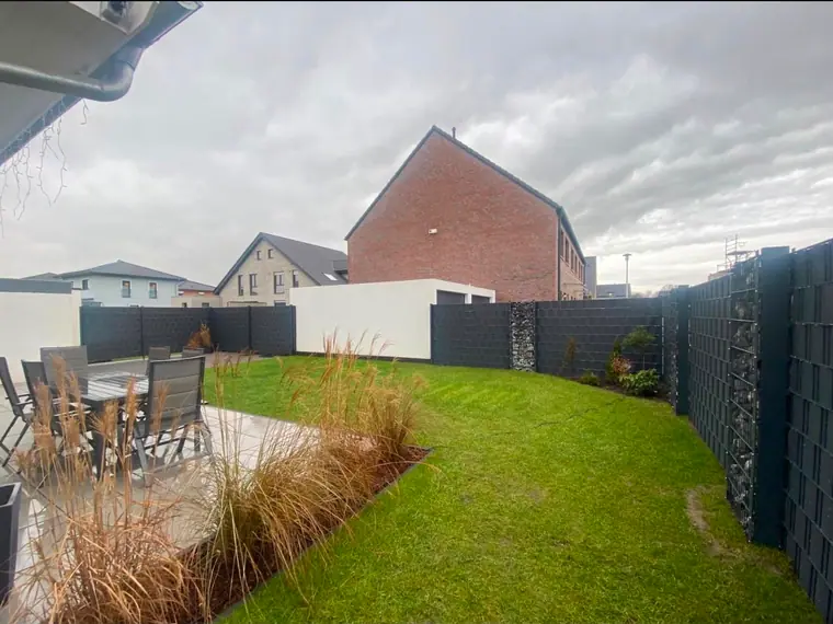 Fertig eingezäunter Garten mit Sichtschutzzaun, Rasenfläche und Terrasse